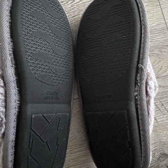 Cozy Gray Faux Fur Women's Slippers - Picture 5 of 6